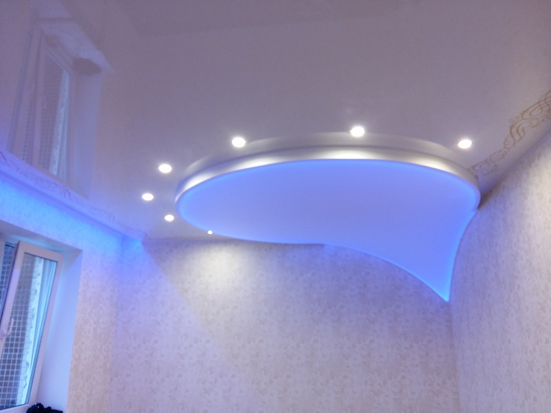 Многоуровневые натяжные потолки: тренды и решения для современного интерьера